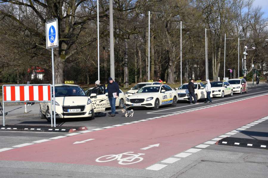 Ab Juli sollen Taxibetriebe, die nicht nur aus einem Mann oder einer Frau bestehen, auch dynamische Daten zum Beispiel über das Geschehen an Taxiständen an den Datenraum Mobilität übermitteln. (Symbolfoto: Dietmar Fund)