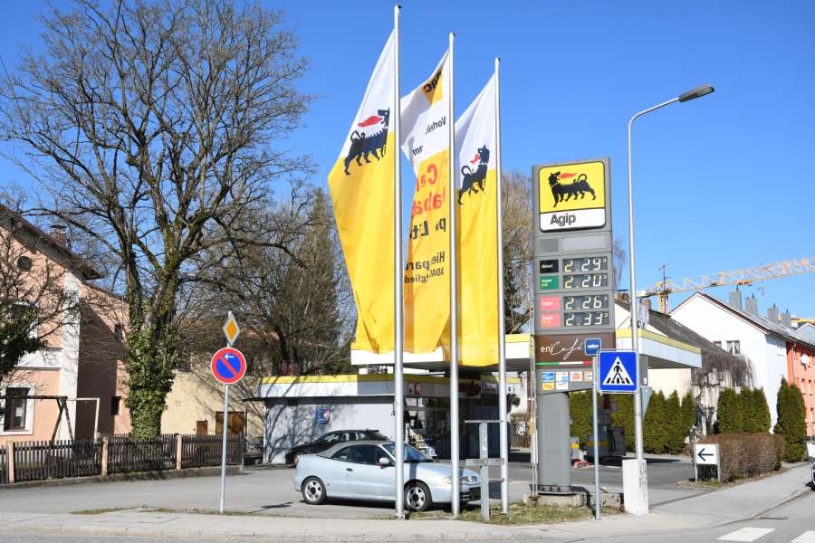 Wegen der hohen Kraftstoffpreise gehen die beiden Taxi-Bundesverbände mit der Politik hart ins Gericht. (Symbolfoto: Dietmar Fund)
