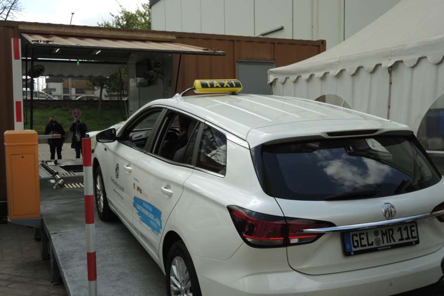 An einem Elektro-Kombi der mittlerweile chinesischen Marke MG wurde der schnelle Batterietausch vorgeführt. (Foto: Matthias Roeser)
