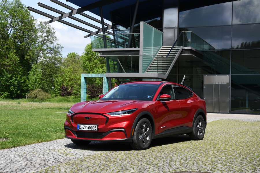 Der Ford Mustang Mach-E ist vom Platzangebot und der Reichweite her eine interessante Basis für ein Elektrotaxi oder einen elektrisch angetriebenen Mietwagen. (Foto: Dietmar Fund)
