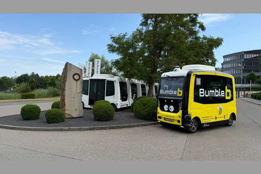 Bertrandt'ın otonom shuttle'ı „BumbleB“ kamuya açık yerel toplu taşımada yeni yaklaşımlara ve kırsal alanda sürücüsüz araçların kullanımına dair bir örnek teşkil ediyor. | Fotoğraf: Bertrandt