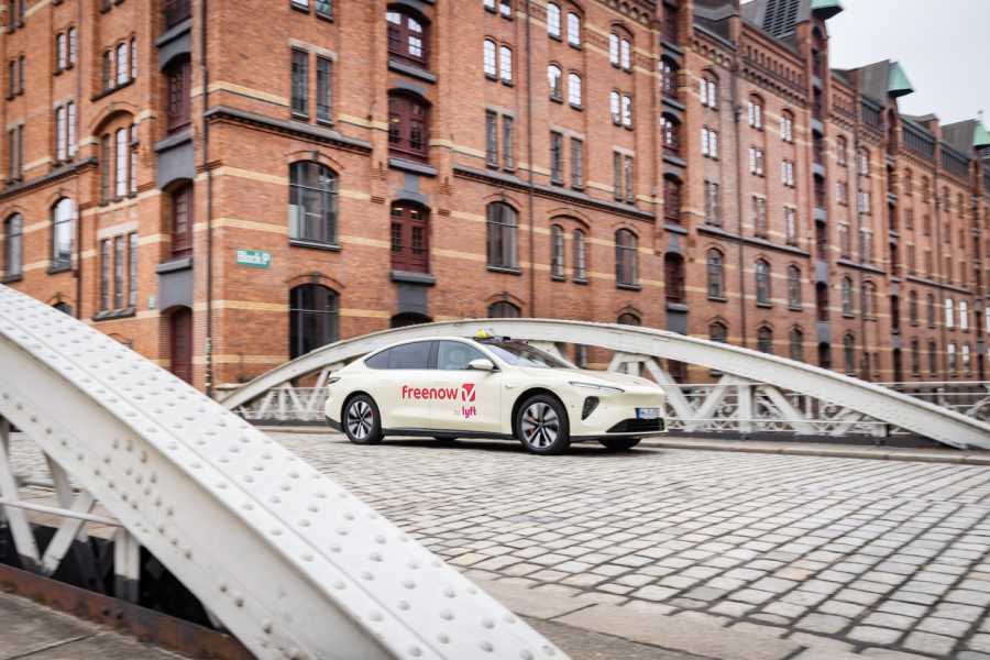 Die Kameras werden an den Windschutzscheiben ausgewählter Partnerfahrzeuge angebracht und erfassen während der Fahrt die Straßeninfrastruktur. | Foto: Freenow by Lyft