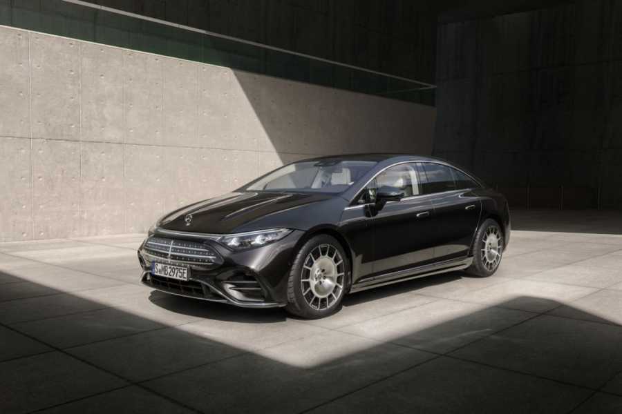 Auch der EQS trägt jetzt einen auf klassisch getrimmten Grill und natürlich Haubenstern. Steht ihm! | Foto: Mercedes-Benz