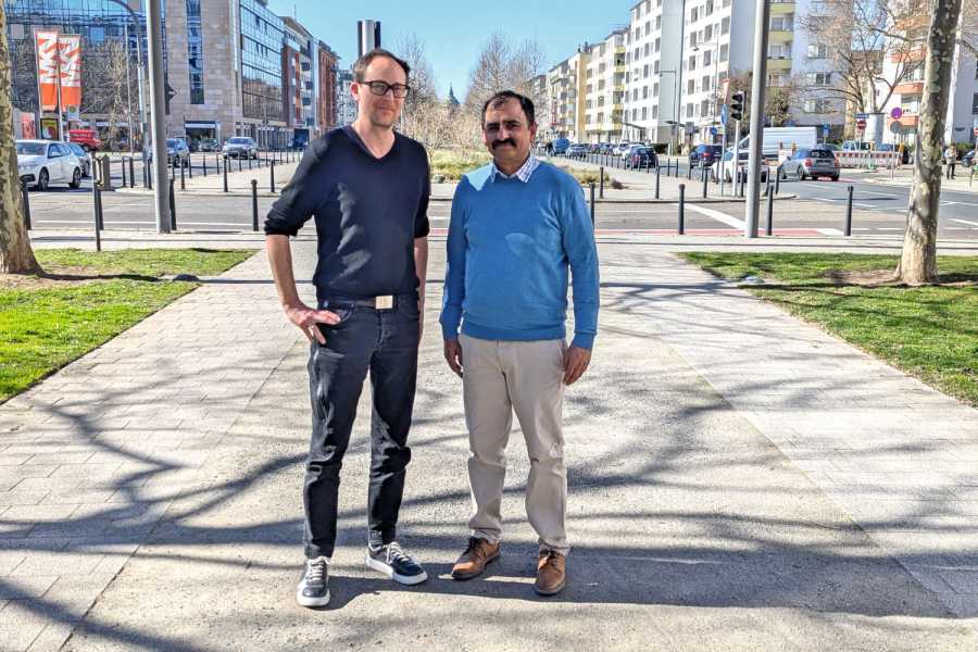 Thomas Kanzler (rechts) sprach mit A. Muhammad über seinen Einsatz am Tag des Anschlags und die Belastung für die Taxi-Branche. | Bild: T. Kanzler 