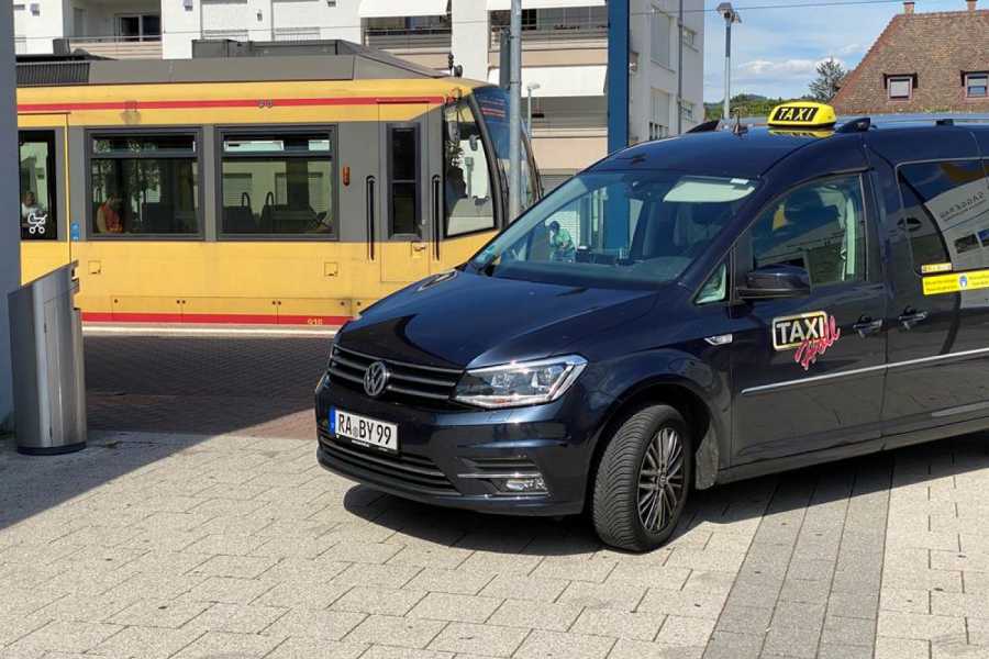 Taxi-Holl-Fahrzeug am Bahnhof Gaggenau (nicht das im Vorfall beteiligte Fahrzeug). | Foto: Holl AG