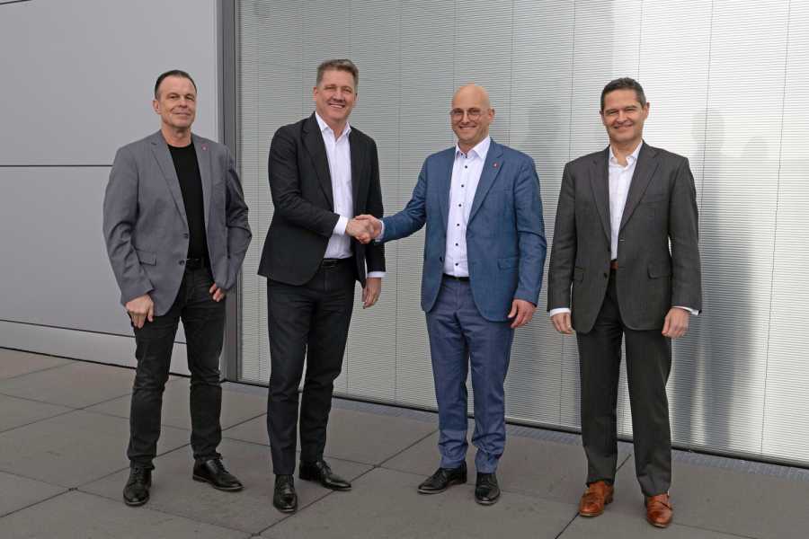 Mit einer Zukunftsvereinbarung will man die Wettbewerbsfähigkeit und Zukunftssicherheit der deutschen Standorte festigen. Rainer Schirmer, Stellvertretender Vorsitzender des Gesamtbetriebsrats, CEO Gernot Döllner, Gesamtbetriebsratsvorsitzender Jörg Schlagbauer und Personalvorstand Xavier Ros (von links). | Foto: Audi