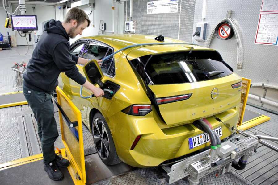 Drum prüfe, wer sich an ein E-Auto bindet: Die Reichweite für Elektroautos ergibt sich aus der Vollladung und dem Verbrauch (jeweils mit Ladeverlusten). Der Energieverbrauch wird im Labor auf dem Prüfstand gemessen. Der Opel Astra Electric war eines von 39 im Jahr 2023 getesteten Stromer. | Foto: ADAC/Ralph Wagner