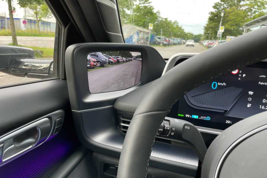 Virtuelle Außenspiegel sollen aufgrund der kleineren Kameras den Luftwiderstand verringern, gleichzeitig kann damit der tote Winkel minimiert werden. Allerdings sind die Displays in der Türverkleidung oft ungünstig positioniert. | Foto: ADAC/Manuel Griesmann