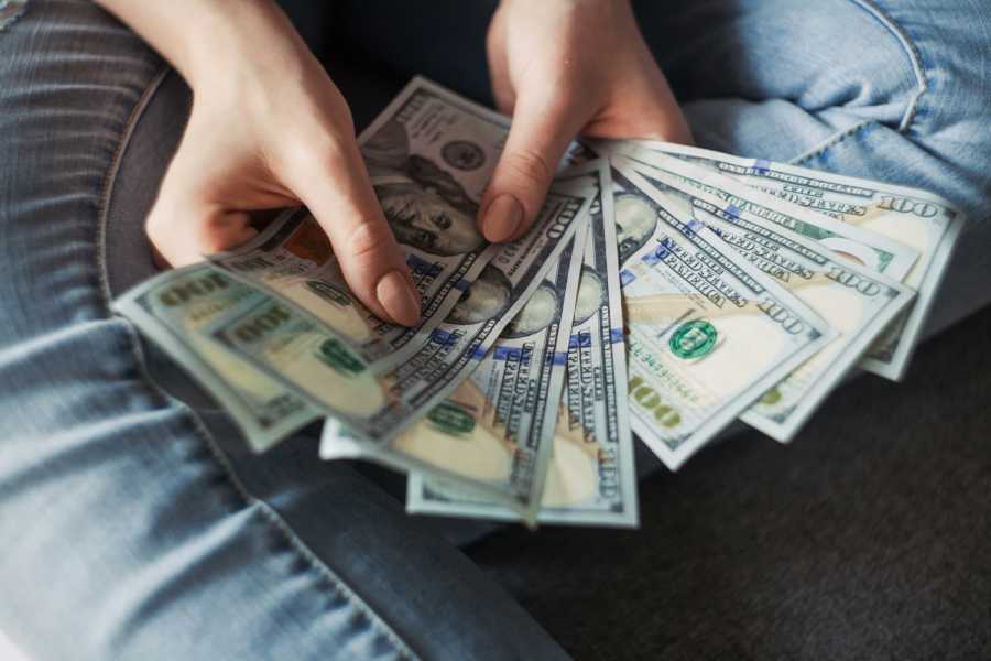 Auch Taxi- und Mietwagenunternehmer, die den Lohn nicht pünktlich zahlen, müssen 40 Euro Pauschale berappen. (Foto: Alexander Mils/Unsplash)