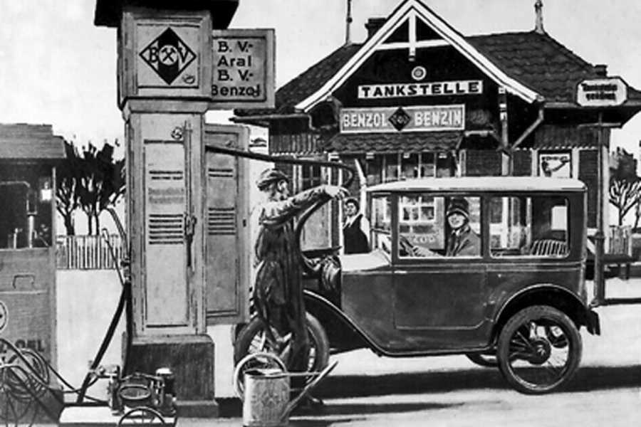 Eine der ersten Aral-Tankstellen 1924. | Foto: Aral