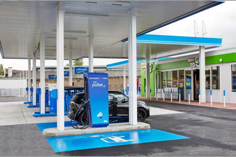 Malus für Verbrenner, Bonus für Stromer: Die DUH fordert eine klare Priorisierung emissionsfreier Antriebe statt einer offenbar von der FDP geplanten Verbrennerförderung. (Foto: Aral pulse)