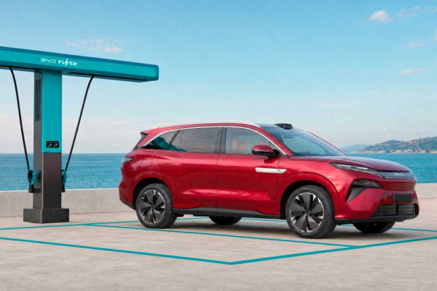 Mit 5,04 Metern Länge bietet der neue BYD Atto 8 Platz für drei Sitzreihen. Bei voller Bestuhlung fasst der Kofferraum 270 Liter, unter der Fronthaube stehen weitere 136 Liter zur Verfügung. | Foto: BYD