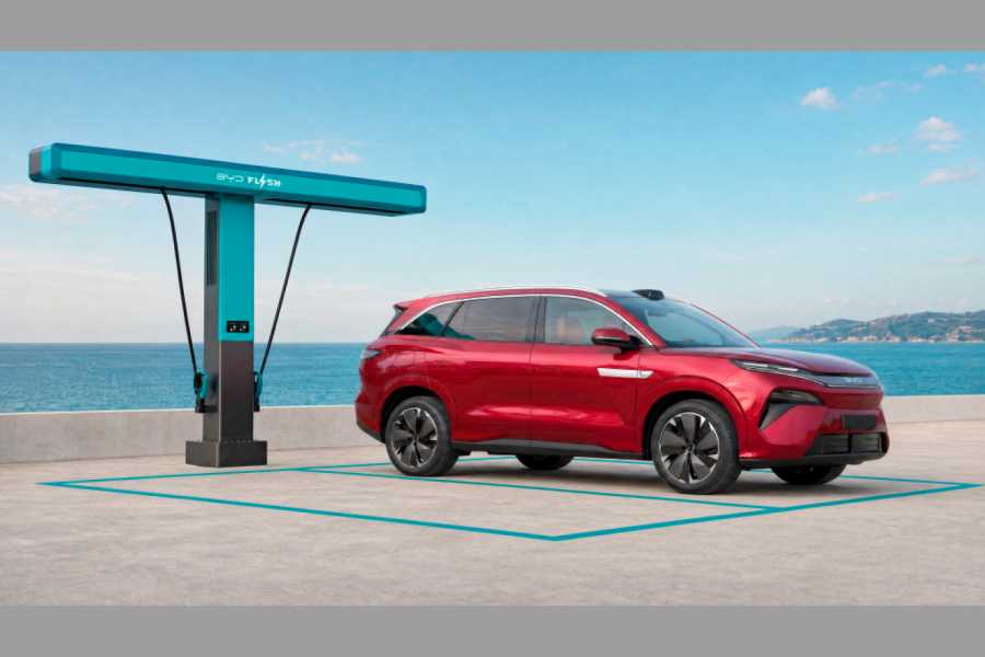 Mit 5,04 Metern Länge bietet der neue BYD Atto 8 Platz für drei Sitzreihen. Bei voller Bestuhlung fasst der Kofferraum 270 Liter, unter der Fronthaube stehen weitere 136 Liter zur Verfügung. | Foto: BYD