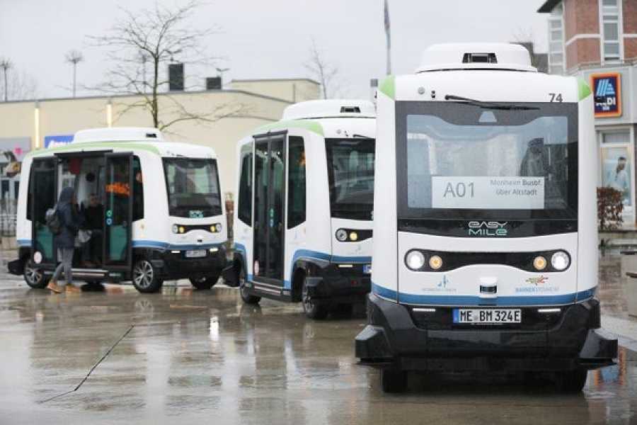 Nordrhein-Westfalen, Monheim: Autonom fahrende, elektrische Busse stehen am Busbahnhof. | Foto: Oliver Berg - dpa