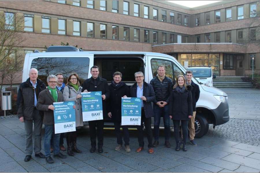 Das Bild zum Start zeigt auch den Linienbetreiber Stephan Scholz (3.v.l.). (Hans Prechtl/Landratsamt Schwandorf)