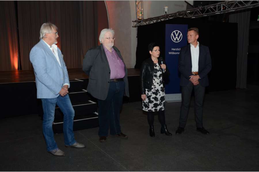 Nach der Begrüßung durch Gerd Gutendorf (v.l.) und Michael Müller stellten sich Ute Schulenburg und Jost Krüger von Volkswagen vor. (Foto: Dietmar Fund)