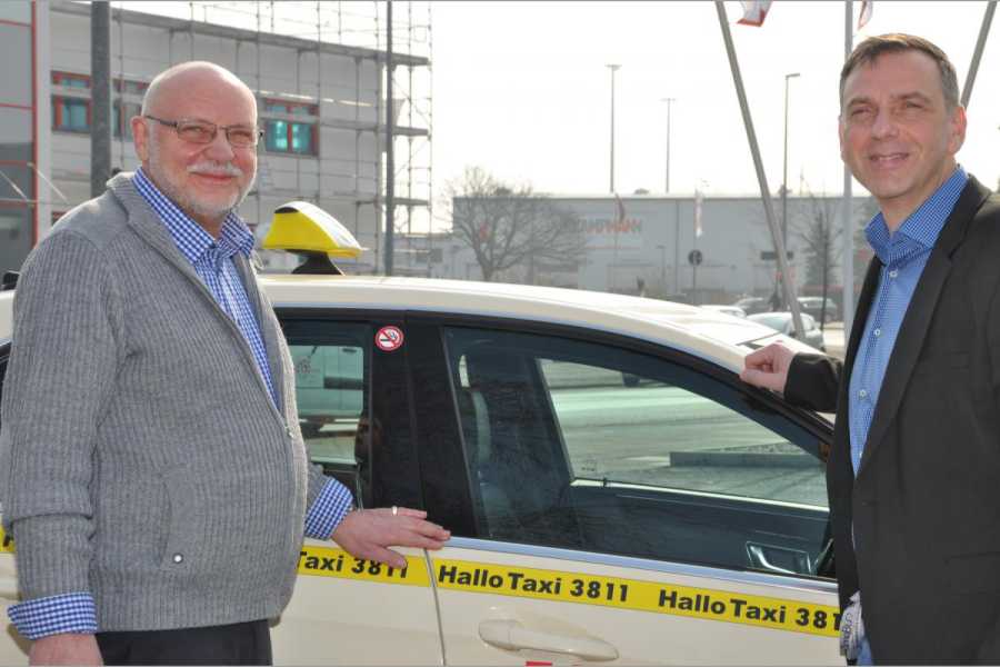 Sven-Marcus Fürst (rechts) übernimmt die Aufgaben von Reinhard Bellmann. (Foto: Hallo Taxi 3811)