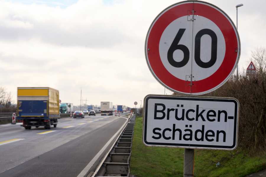 childer weisen vor der Moseltalbrücke der Autobahn A61 auf Brückenschäden hin. Die Länder machen Druck auf den Bund, einen milliardenschweren Infrastrukturfonds zur Finanzierung der Verkehrsinfrastruktur in Deutschland aufzulegen. (Illustrationsfoto). Foto: Thomas Frey/dpa 