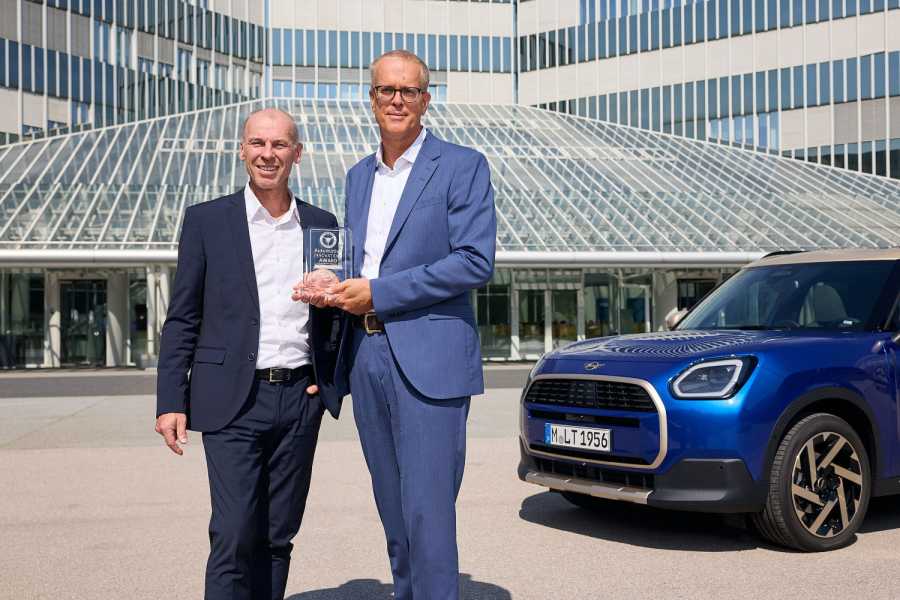 Stefan Bratzel vom CAM überreicht Frank Weber, Entwicklungsvorstand der BMW-Group, den AutomotiveINNOVATIONS-Award 2024.| Foto: CAM