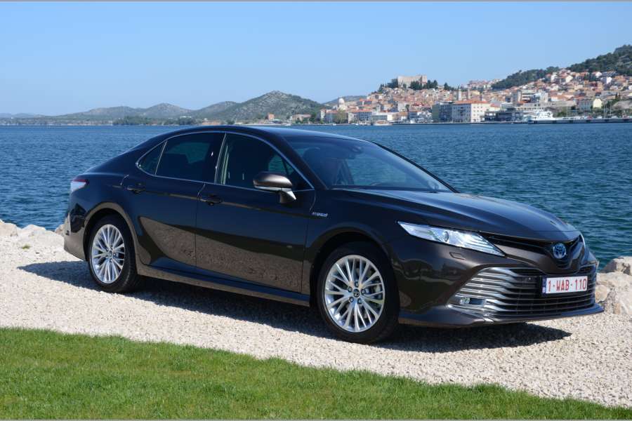 Mit der achten Generation des Camry möchte Toyota vor allem gegen den VW Passat, den Ford Mondeo und das Taxi der E-Klasse Akzente setzen. (Foto: Dietmar Fund)