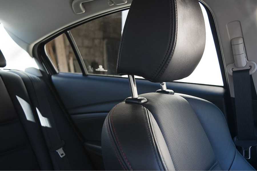 Moderne Autositze können den Rücken der Fahrer unterstützen und damit schützen. (Foto: welshandproud/pixabay)