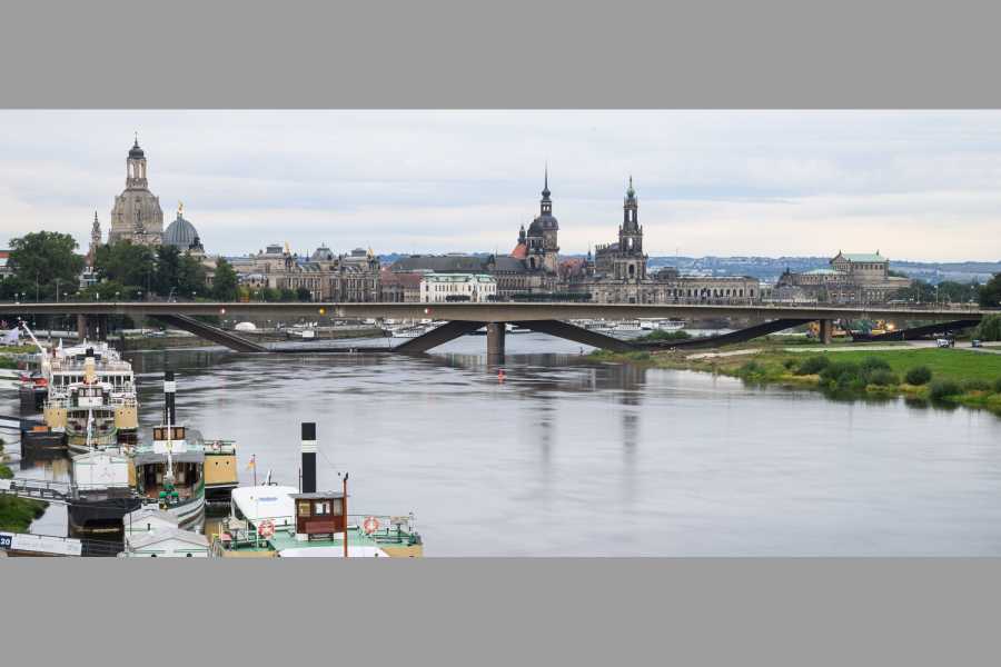 Blick auf die teilweise eingestürzte Carolabrücke über die Elbe vor der historischen Altstadtkulisse.| Foto: Robert Michael_dpa