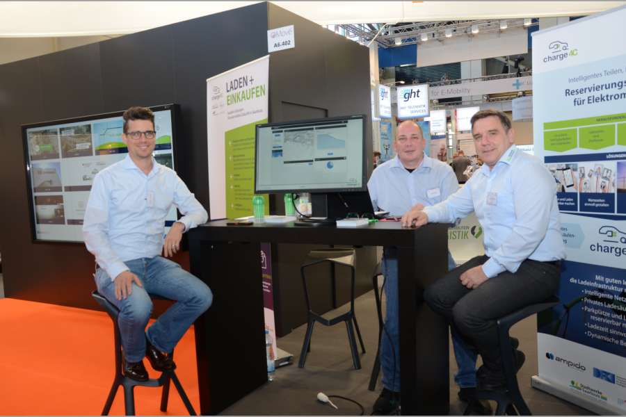 Guillem Tänzer (l.) und Henri Oliveras (r.) von den Stadtwerken Saarlouis sowie Dr. Jörg Baus vom DFKI (M.) stellten die Lade-Plattform charge4C vor. (Foto: Dietmar Fund)