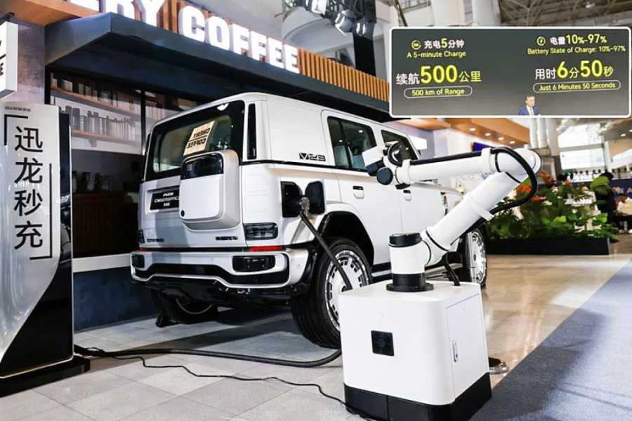 Bis der Kaffee im Chery Coffee fertig ist, ist das Auto davor bereits geladen...| Foto: Chery