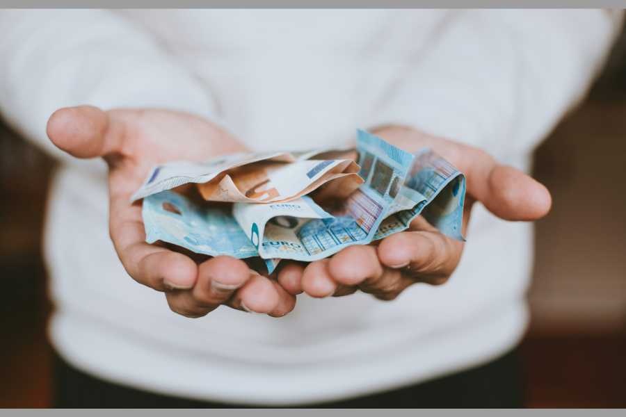 Symbolbild: Die geplante Erhöhung des Mindestlohns auf 14,60 Euro pro Stunde sorgt in Teilen der Wirtschaft für Diskussionen – besonders im Taxi- und Mietwagengewerbe wächst die Sorge vor steigenden Kosten. | Foto: Christian Dubovan via Unsplash