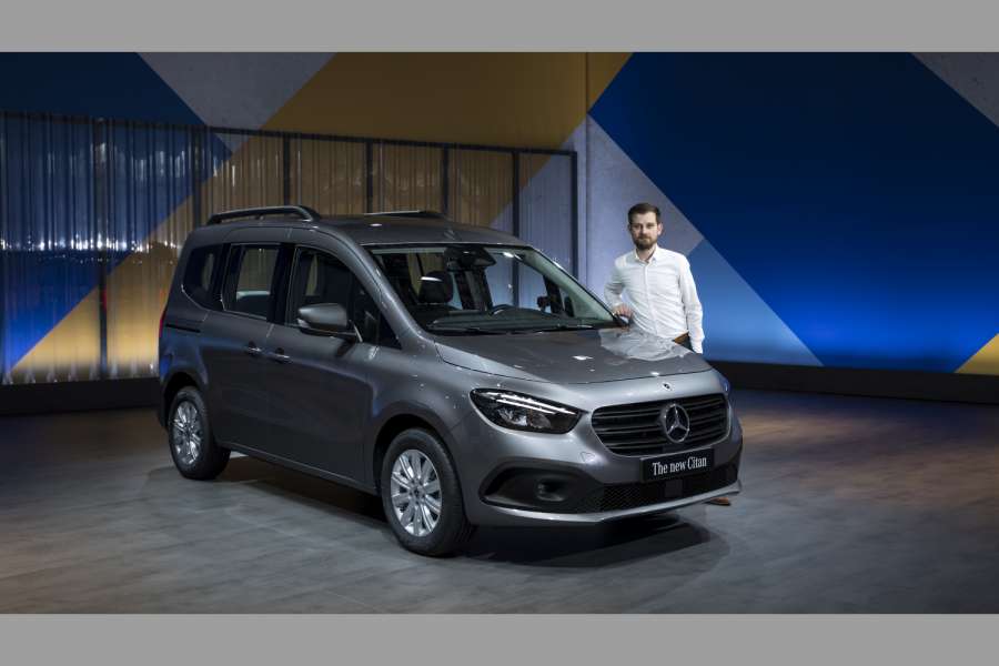 Produktmanager Carl-Christian May zeigt hier den Citan Tourer mit 16-Zoll-Rädern, die bei den Modellen mit Automatik Serie sind. Die lackierten Stoßfänger sind ebenso optional wie die hier gezeigten LED-Scheinwerfer. (Alle Fotos: Mercedes-Benz)
