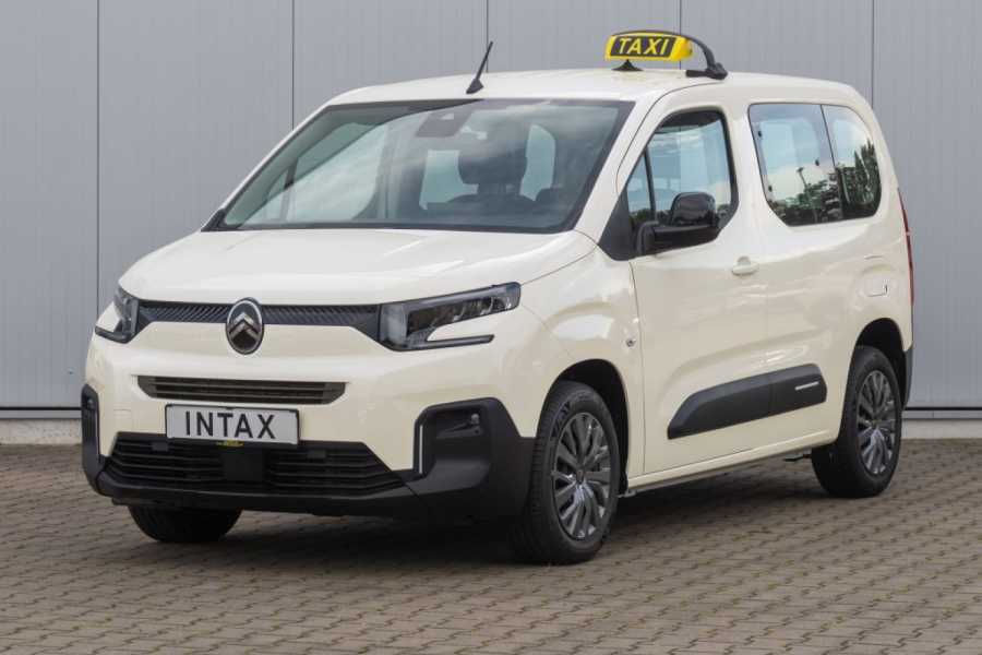 Die Entwicklung vom einfachen Kastenwagen hin zum modernen Hochdachkombi zeigt die technische Kontinuität im Nutzfahrzeugsegment. | Foto: Intax