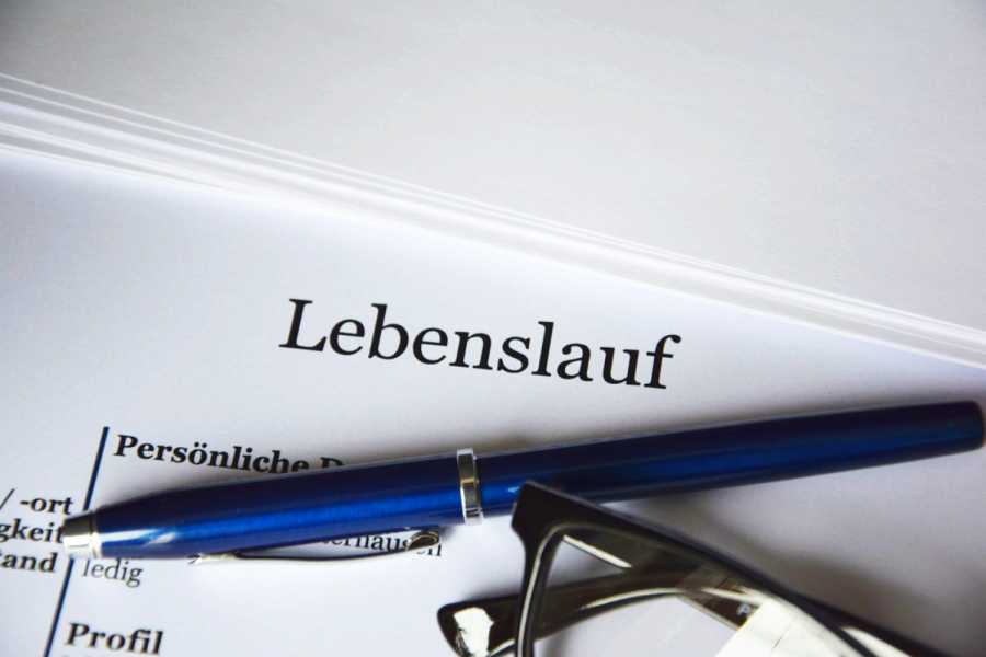 Werden Zeugnisse gefälscht, erfüllt das den Tatbestand der Urkundenfälschung, die mit bis zu fünf Jahren Haftstrafe bewährt ist. (Foto: Anton Porsche (Foto: Louis/Pixabay)
