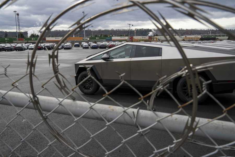 Hinter einem Zaun mit Stacheldraht steht eine Reihe neuer «Cybertrucks» des Herstellers Tesla in einer Tesla Motors Logistics Drop Zone.| Foto: Scott Brauer