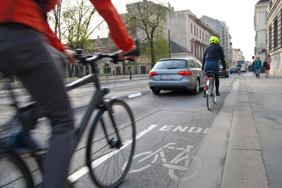 Laut Unfallforschung der Versicherer (UDV) werden Radfahrer oftmals mit viel zu geringem Abstand überholt. (Foto: pixabay)