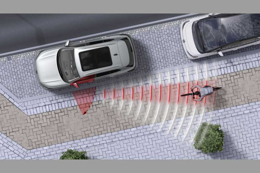 Wenn sich ein anderer Verkehrsteilnehmer beim Aussteigen von hinten nähert, kann die Ausstiegswarnung in verschiedenen Stufen davor warnen. (Foto: VW AG)