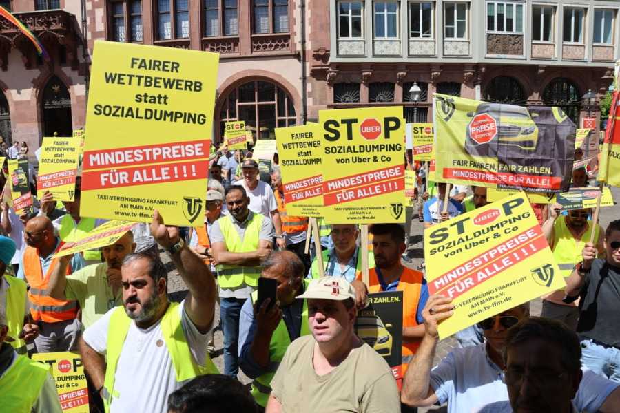 Bild vom Taxi-Aktionstag in Frankfurt am 2. Juli- die Taxi Frankfurt eG wehrt sich vehement gegen die Praktiken von Uber und Co. | Foto: BVTM