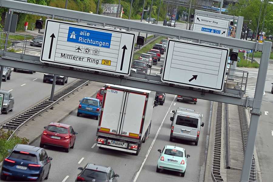 Statt einem Verbot für Diesel gilt jetzt Tempo 30 auf der Landshuter Allee in München. (Foto: Niklas Treppner/dpa)