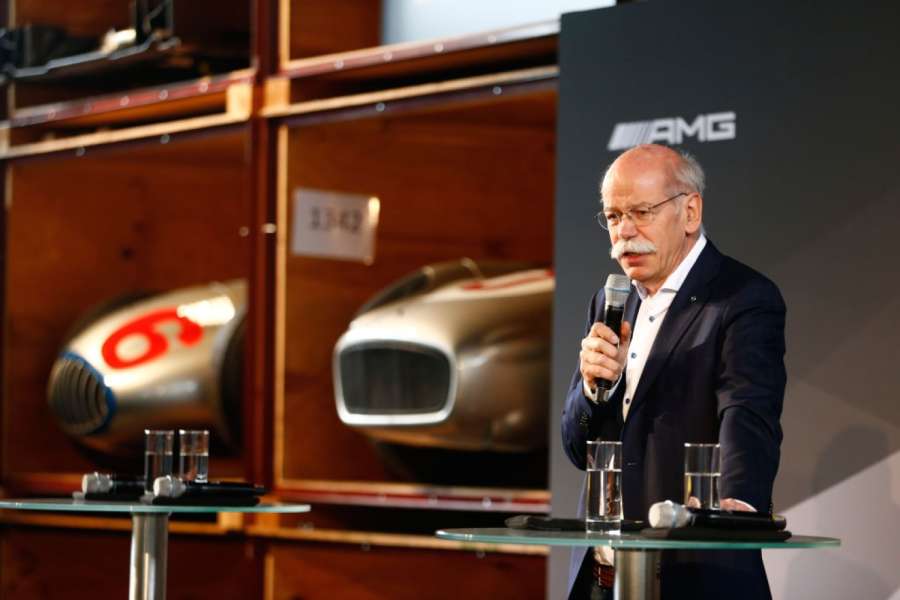 Daimler-Chef Dr. Dieter Zetsche, der hier die Vergangenheit im Blick hat, redet in Berlin über die Zukunft der Mobilität. (Foto: Daimler AG)