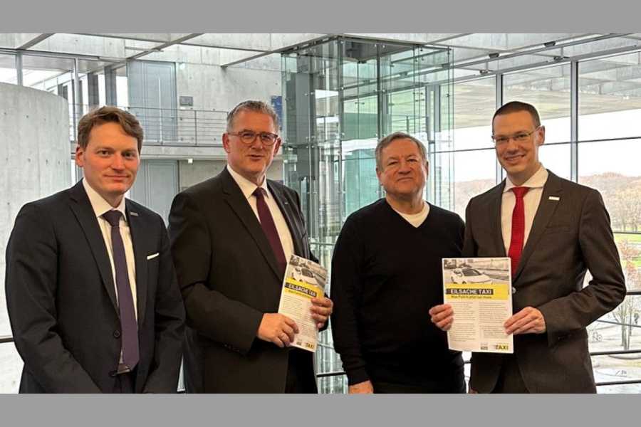 Die „Eilsache Taxi“ in guten Händen (v.l. nach r.): Christoph Siekermann, Michael Donth, Hermann Waldner, Michael Oppermann.| Foto: Bundesverband Taxi