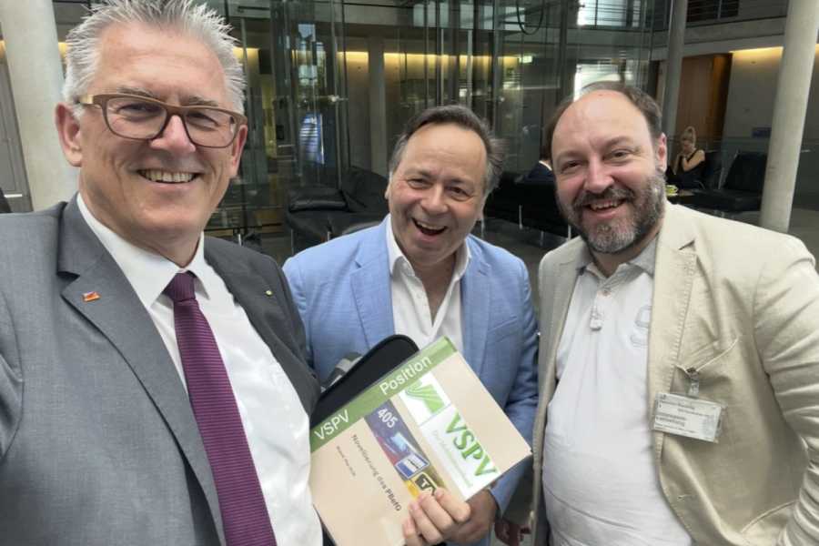 (v. l. n. r.) Verkehrsexperte Michael Donth von der CDU mit Patrick Meinhardt und Sascha Waltemate – und dem Positionspapier des VSPV. | Foto: VSPV