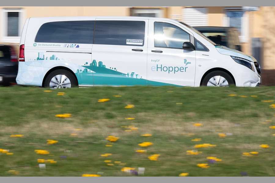 Der On-Demand Bus "Hopper" fährt durch Dietzenbach. Der kleine Bus kommt auf Anforderung zum Einsatz. Immer mehr Menschen nutzen Busse auf Abruf. (Foto: Boris Roessler/dpa)