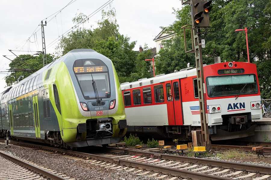Ein Regionalzug Nah.sh der Deutschen Bahn fährt an einem Triebwagen der AKN Eisenbahn GmbH im Bahnhof Elmshorn vorbei. Laut Verkehrsbranche reicht die Finanzierung des Bundes reicht nicht aus. (Foto: Christian Charisius/dpa)