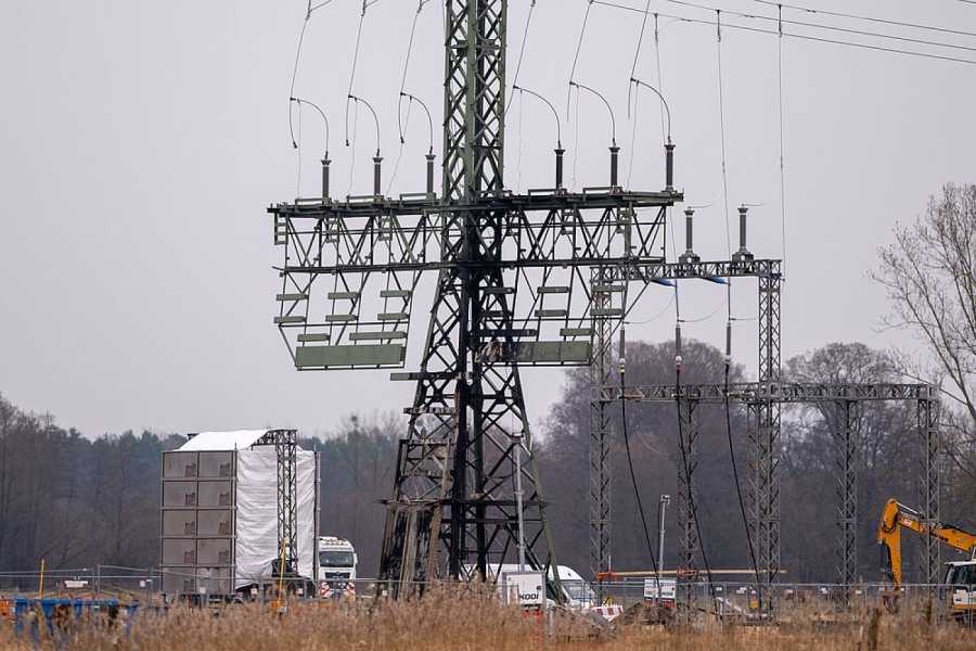 Unbekannte Täter hatten auf einem Feld Feuer an dem frei zugänglichen Strommast gelegt, der auch für die Versorgung der Autofabrik zuständig ist. Die linksextreme "Vulkangruppe" hatte erklärt, sie sei für den Anschlag verantwortlich. (Foto: Christophe Gateau/dpa)