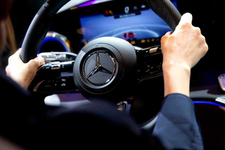 Der Mercedes-Benz GLC steht bei der Weltpremiere vor Beginn der Internationalen Automobil-Ausstellung (IAA Mobility) auf der Bühne. | Foto: Sven Hoppe, dpa