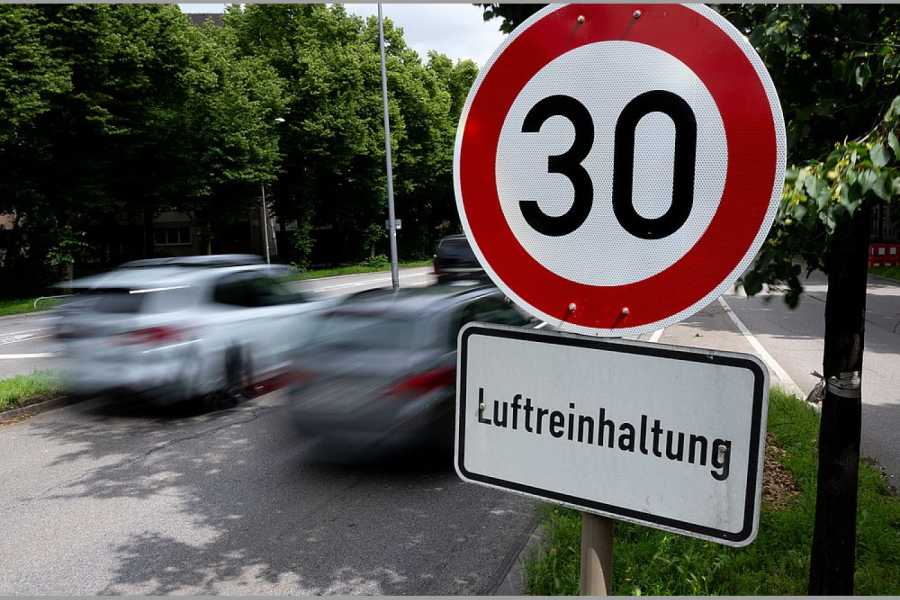 Ein Schild weist an Landshuter Allee am Mittleren Ring auf die Geschwindigkeitsbegrenzung von 30 km/h zur Luftreinhaltung hin. (Foto: Sven Hoppe/dpa)