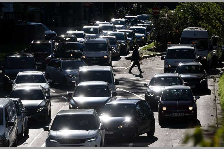 Autos stehen in der Innenstadt im Stau. Um die Klimaschutzziele einhalten zu können, braucht es in Baden-Württemberg nach Willen der Landesregierung eine Verkehrswende. (Foto: Marijan Murat)