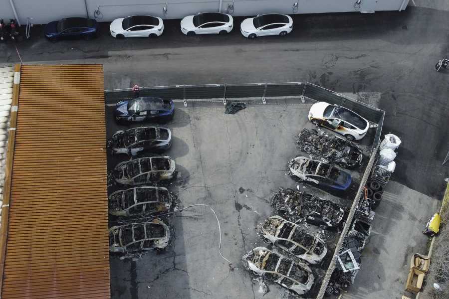 Tesla'ların giderek daha sık alev alması nedeniyle, burada Roma'da da kasıtlı kundaklama şüphesi yakın. | Foto: Alessandra Tarantino_AP_dpa