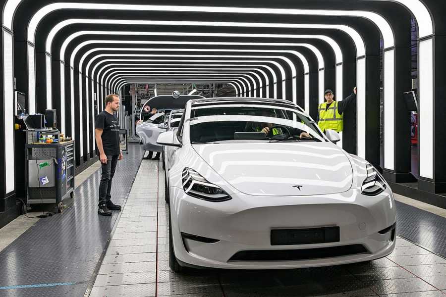 André Thierig, Werkleiter der Tesla Gigafactory Berlin-Brandenburg, steht an der Endkontrolle der Produktion von Elektrofahrzeugen vom Typ Tesla Model Y. (Foto: Patrick Pleul/dpa)