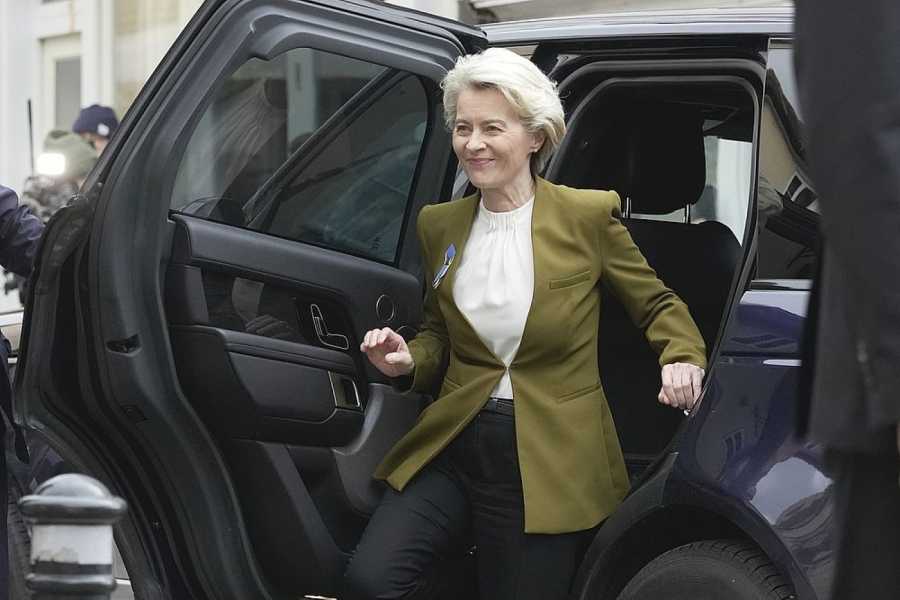 Ursula von der Leyen, Präsidentin der Europäischen Kommission, steigt bei ihrer Ankunft an der Windsor Guildhall vor einer Pressekonferenz mit dem britischen Premierminister Sunak aus einem Auto. (Foto: Kin Cheung/AP/dpa)