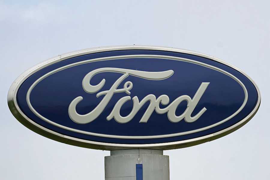 Ein Ford-Logo ist auf der Beschilderung von Country Ford in Graham, N.C., zu sehen. (Foto: Gerry Broome/AP/dpa)